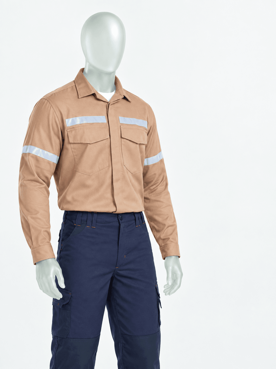 Vestimentas da linha Work Wear — operacional em manequim de vidro fosco