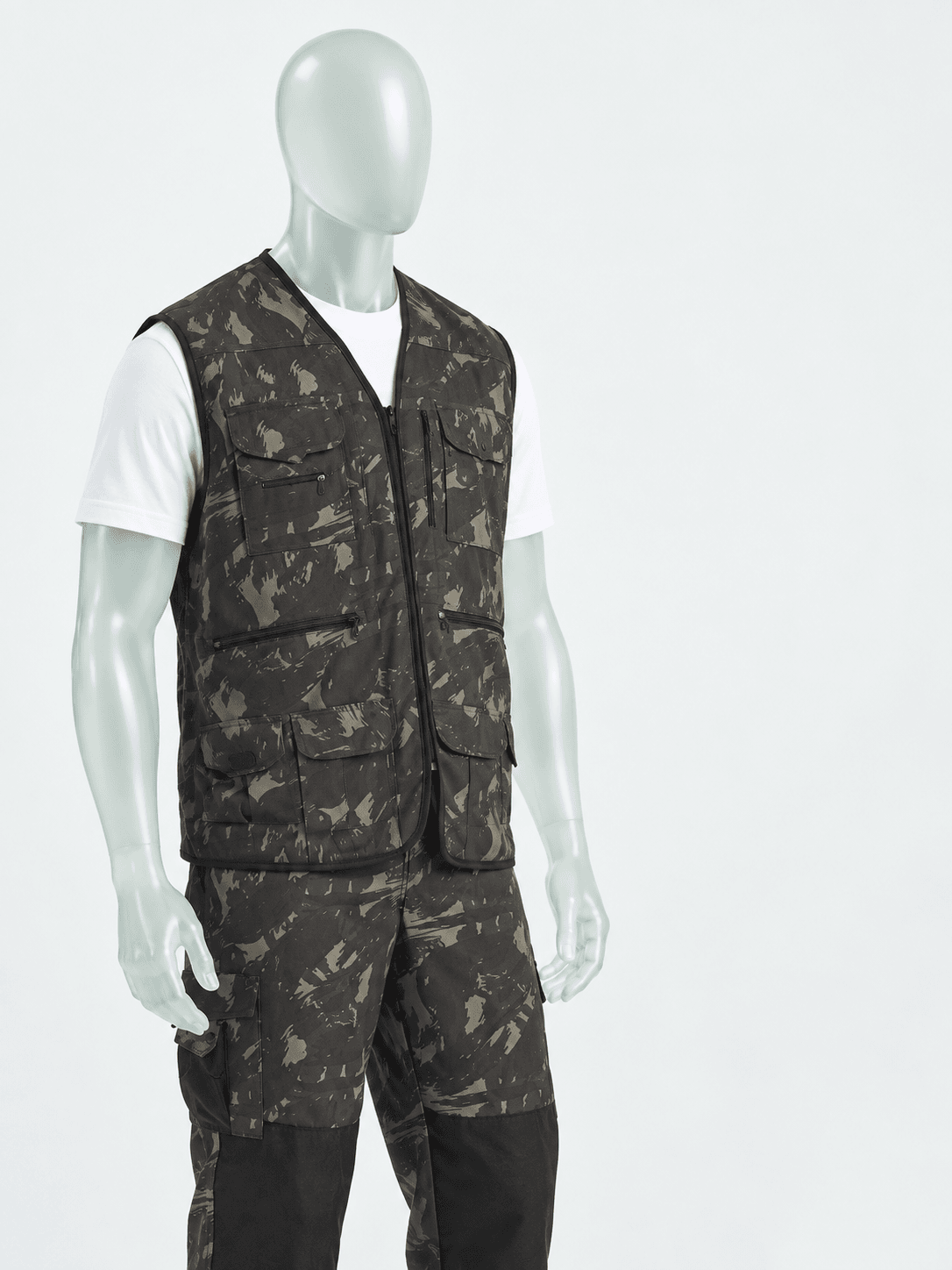 Vestimentas da linha Adventure Wear em manequim de vidro fosco
