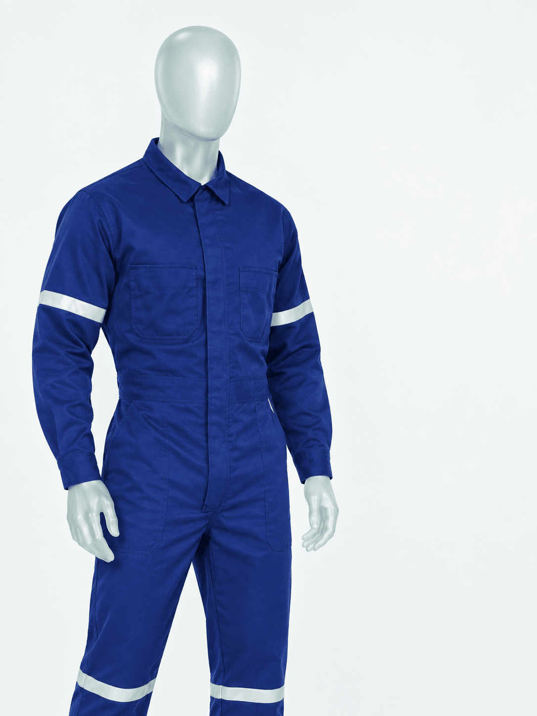 Vestimentas da linha Mac Wear em manequim de vidro fosco